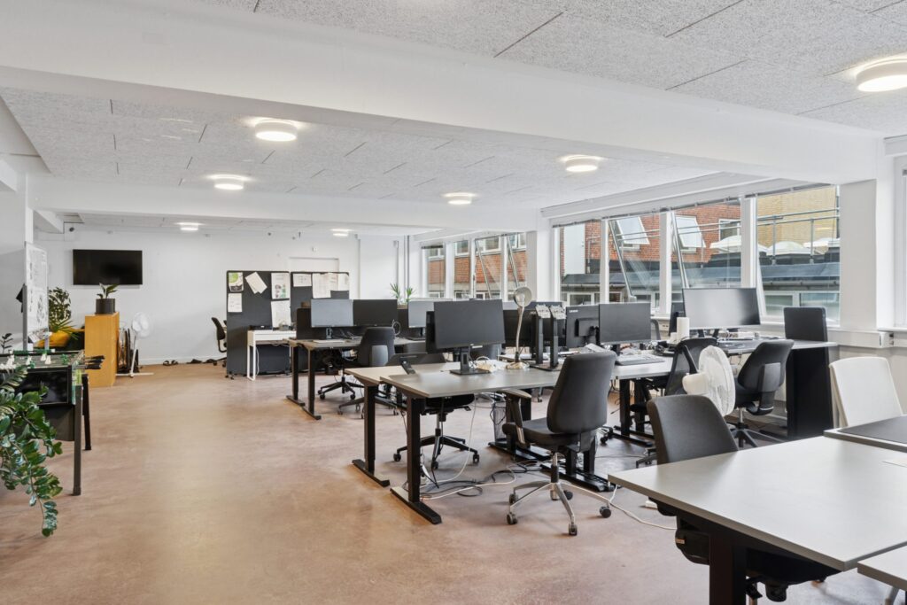 Lyse erhvervslokaler på Tranevej 16 med moderne indretning og fleksible arbejdsområder.