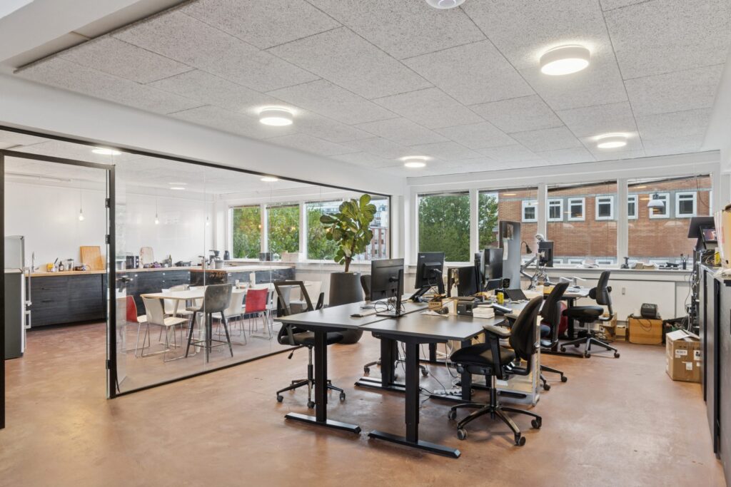 Lyse erhvervslokaler på Tranevej 16 med moderne indretning og fleksible arbejdsområder.