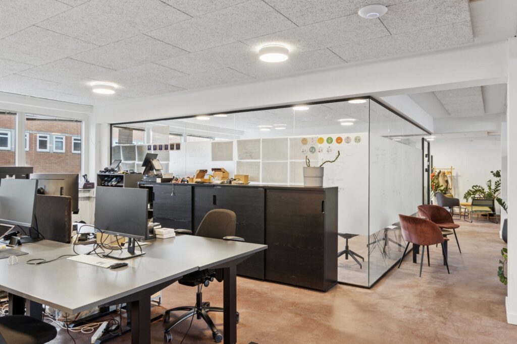 Lyse erhvervslokaler på Tranevej 16 med moderne indretning og fleksible arbejdsområder.