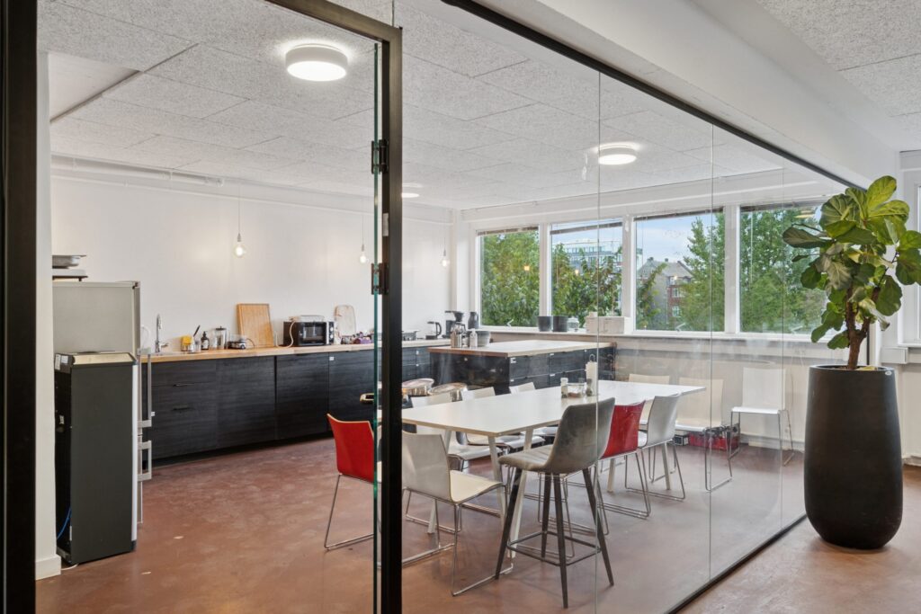 Lyse erhvervslokaler på Tranevej 16 med moderne indretning og fleksible arbejdsområder.