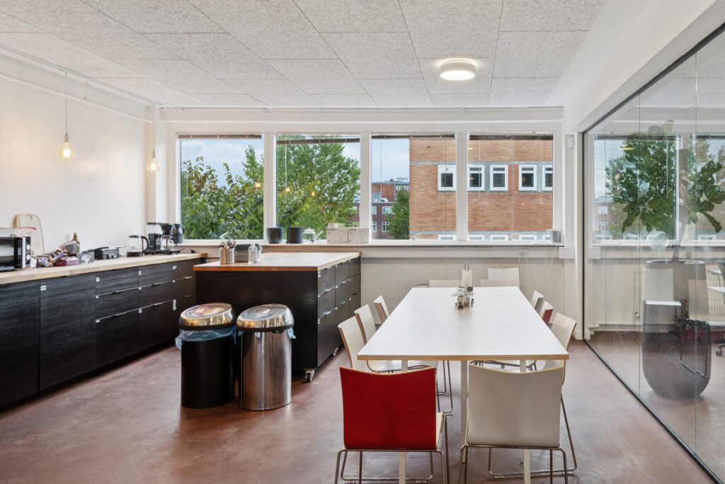 Lyse erhvervslokaler på Tranevej 16 med moderne indretning og fleksible arbejdsområder.