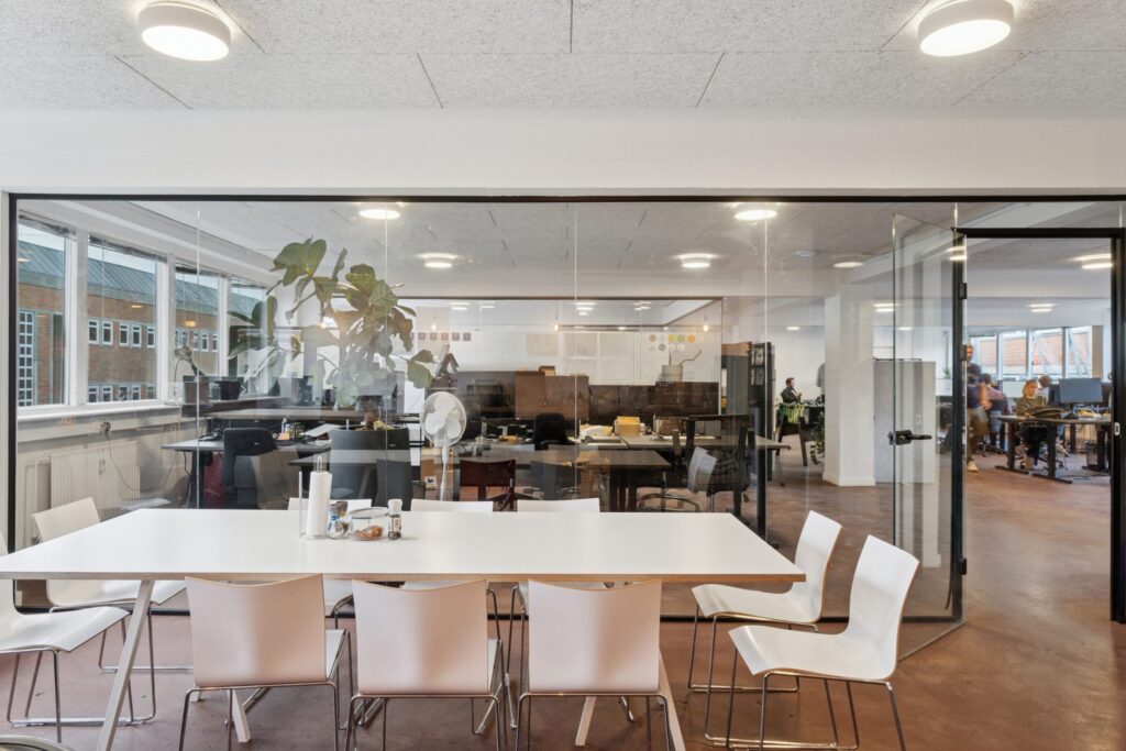 Lyse erhvervslokaler på Tranevej 16 med moderne indretning og fleksible arbejdsområder.