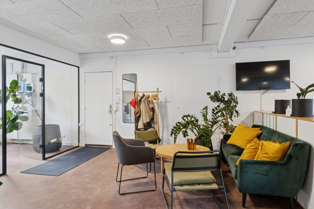 Lyse erhvervslokaler på Tranevej 16 med moderne indretning og fleksible arbejdsområder.