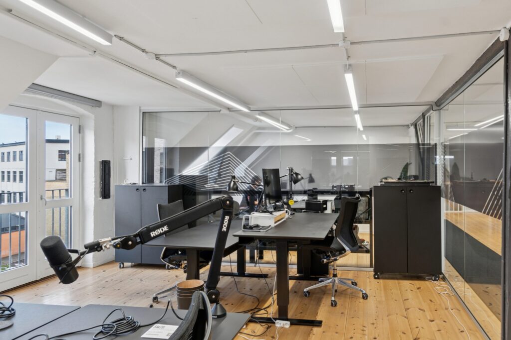 Lyse erhvervslokaler på Dortheavej 8-12 med fleksible arbejdsområder og industriel karakter.