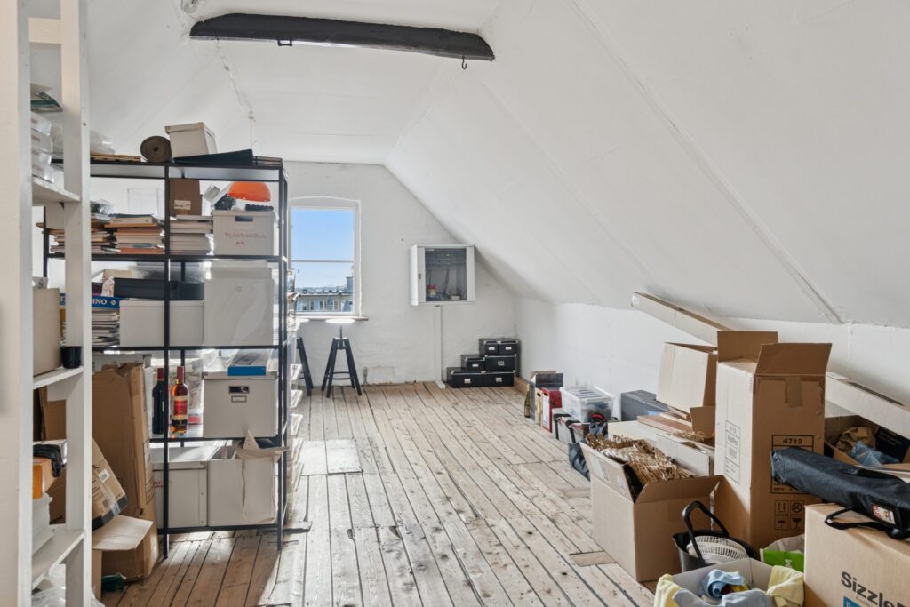 Lyse erhvervslokaler på Dortheavej 8-12 med fleksible arbejdsområder og industriel karakter.