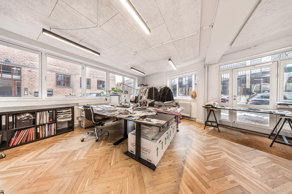 Lyse erhvervslokaler på Glentevej 70B med åbne arbejdsområder, ovenlys og moderne indretning.
