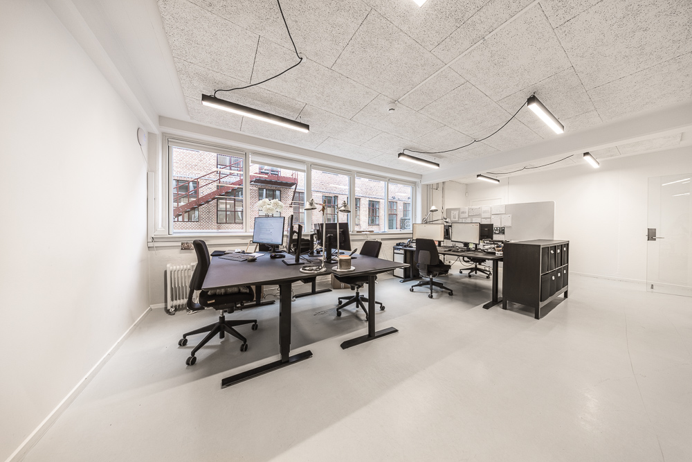Lyse erhvervslokaler på Glentevej 70B med åbne arbejdsområder, ovenlys og moderne indretning.