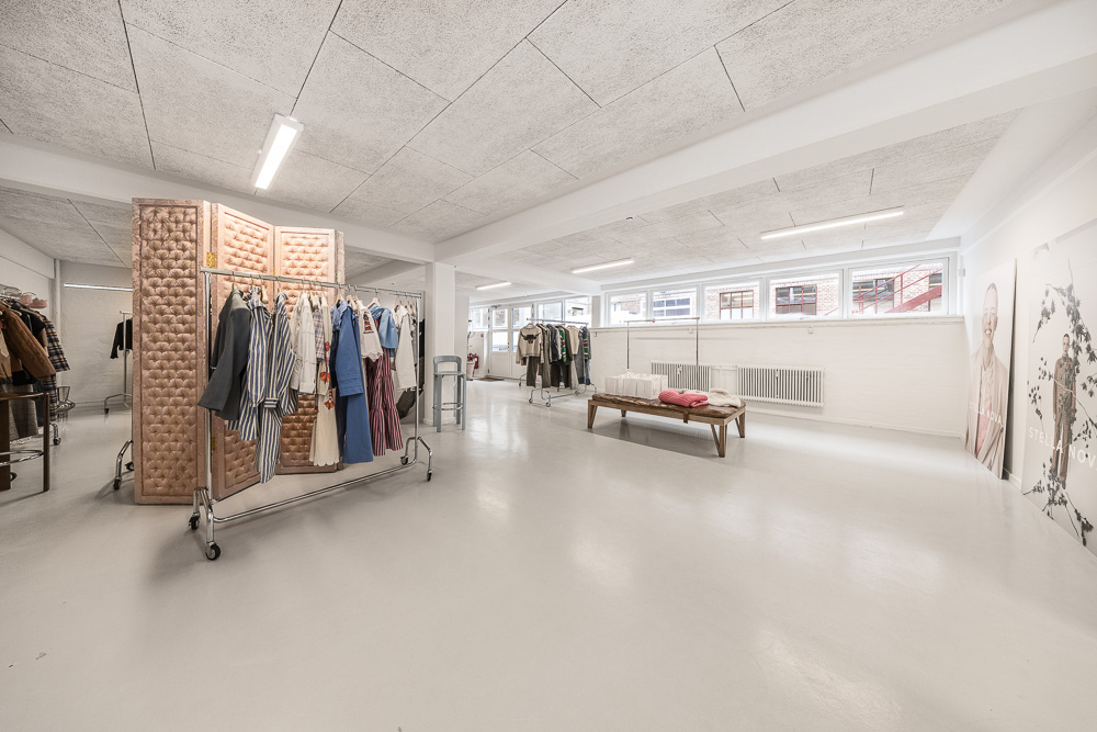 Lyse erhvervslokaler på Glentevej 70B med åbne arbejdsområder, ovenlys og moderne indretning.