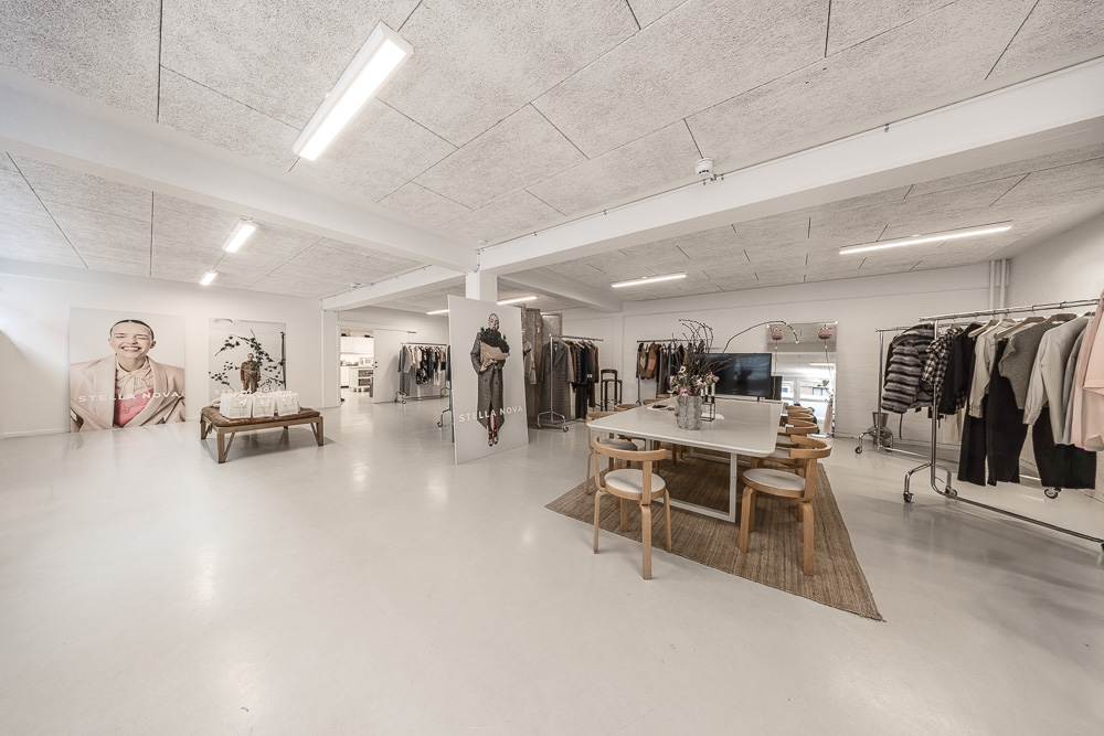 Lyse erhvervslokaler på Glentevej 70B med åbne arbejdsområder, ovenlys og moderne indretning.