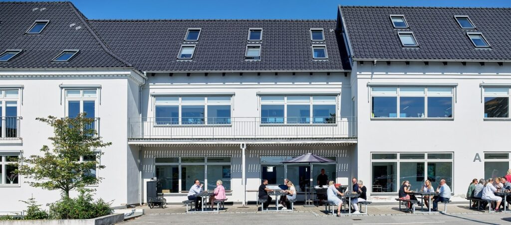Kirkebjerg Vigespor i Brøndby med historisk erhvervsejendom og moderne kontorfaciliteter.