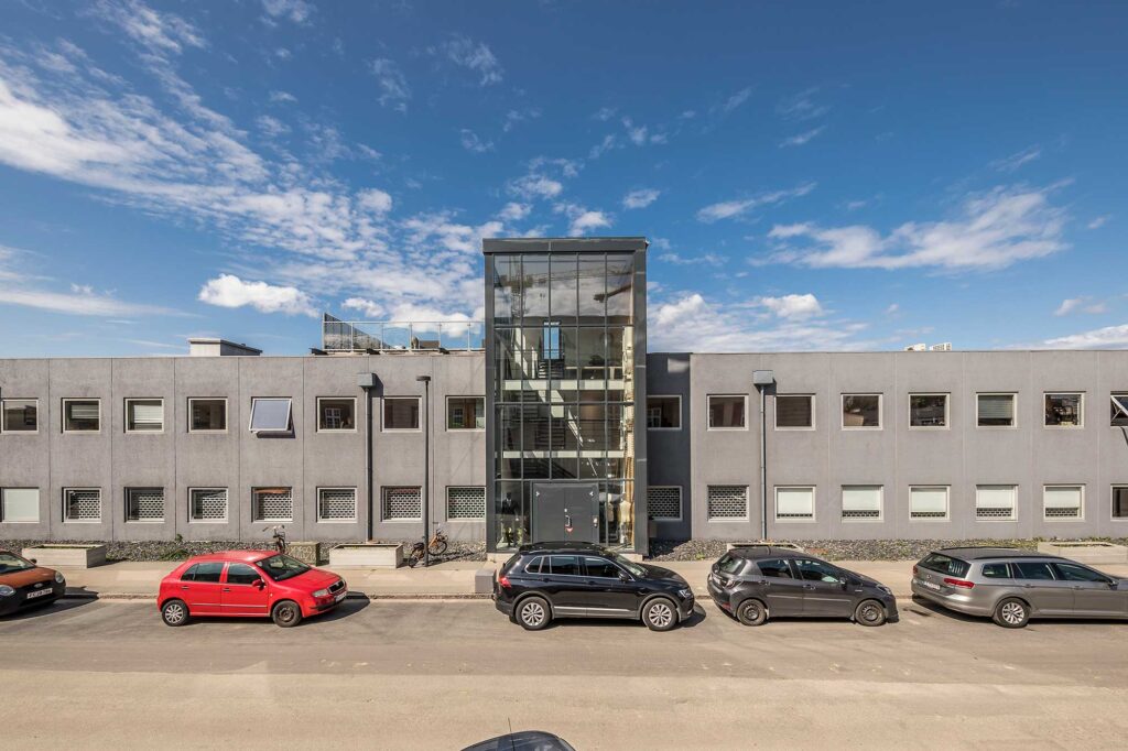 Lindgreens Allé 9 på Amager med karakteristisk erhvervsejendom i tidligere industriområde tæt på metro og byliv.