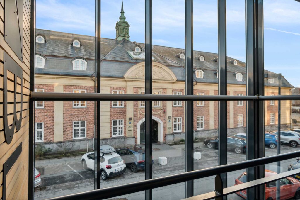Lyse erhvervslokaler på Lindgreens Allé 9 med store vinduespartier og fleksible arbejdsområder.
