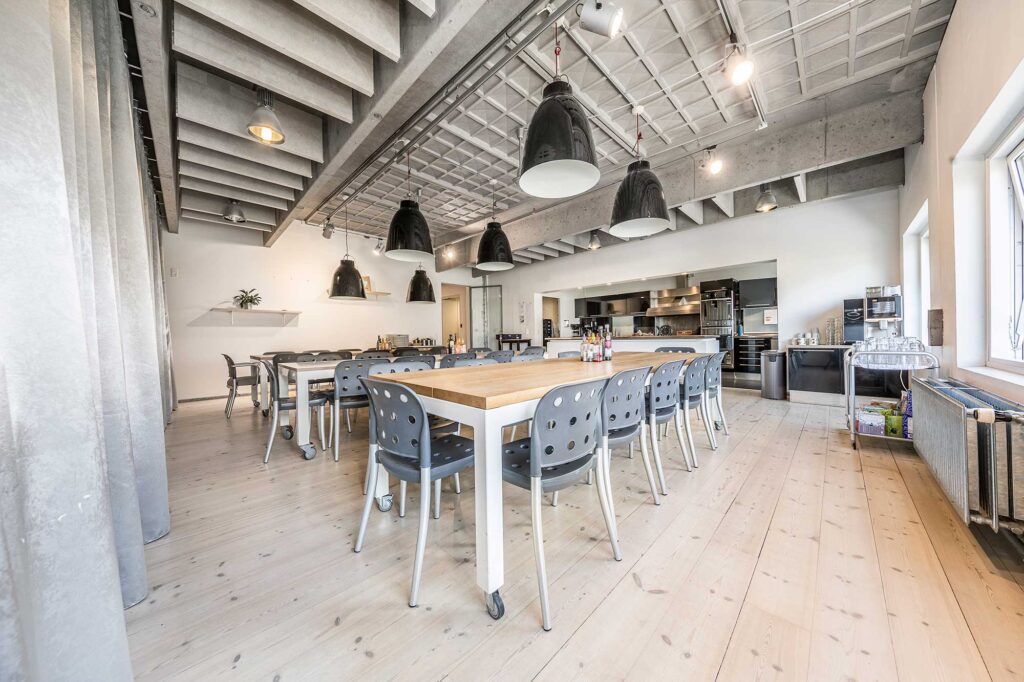 Lyse erhvervslokaler på Lindgreens Allé 9 med store vinduespartier og fleksible arbejdsområder.