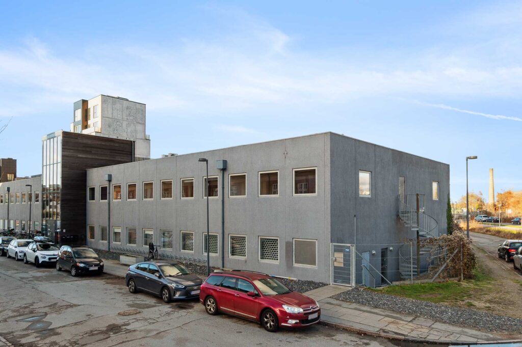 Lindgreens Allé 9 på Amager med karakteristisk erhvervsejendom i tidligere industriområde tæt på metro og byliv.