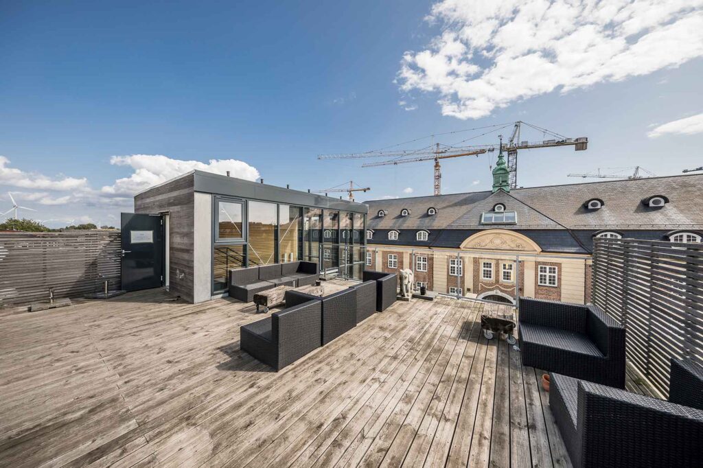 Lindgreens Allé 9 på Amager med karakteristisk erhvervsejendom i tidligere industriområde tæt på metro og byliv.