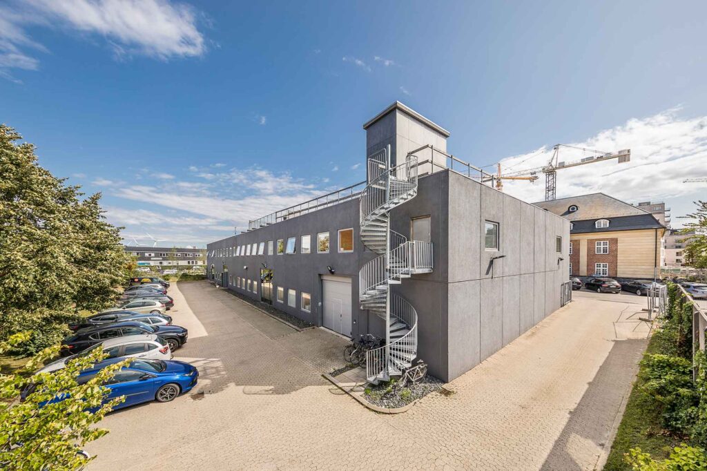 Lindgreens Allé 9 på Amager med karakteristisk erhvervsejendom i tidligere industriområde tæt på metro og byliv.