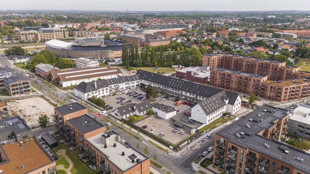Kirkebjerg Vigespor i Brøndby med historisk erhvervsejendom og moderne kontorfaciliteter i den nye bydel Kirkebjerg.