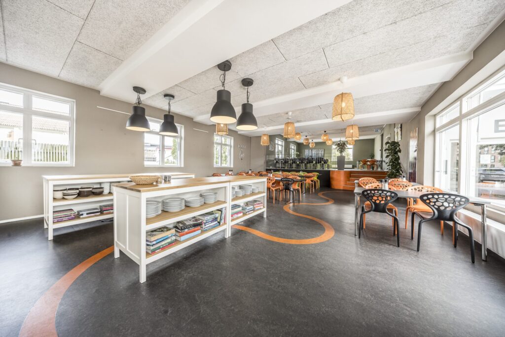 Moderne kontormiljø i Kirkebjerg Vigespor med lyse arbejdsrum og bevarede industrielle detaljer.